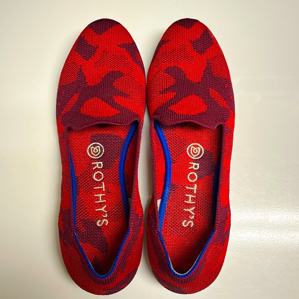 Rothy’s Red Camo The Lounge Loafer Size 7.5 in very good used condition.
